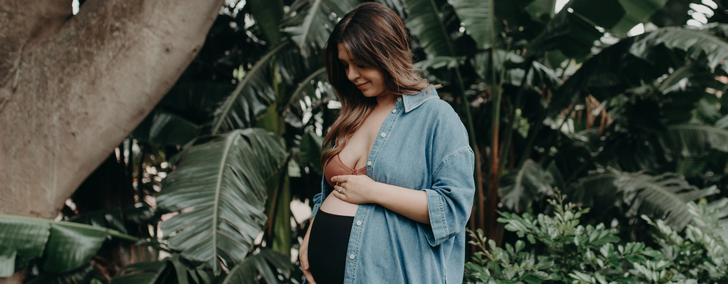pregnant women holding her belly