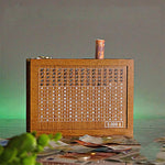 Tirelire en bois avec figures gravées